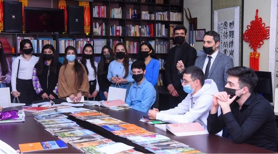 adu-da-shehid-ve-qazi-ailelerinin-ovladlari-ile-gorush-kechirilib-foto