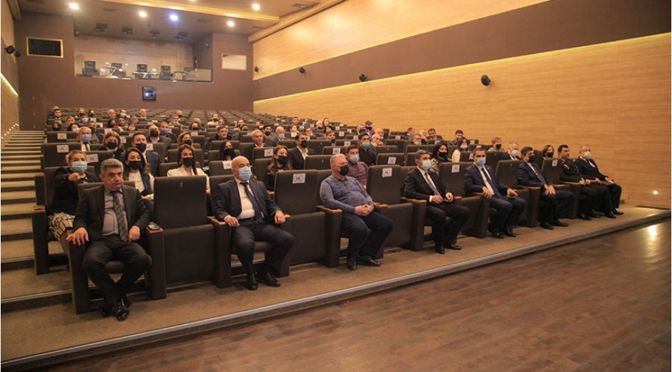 zire-eko-parkinda-nizami-ili-ne-hesr-olunmush-tedbir-kechirilib