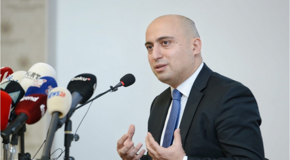 biz-mekteblerde-bu-tip-fealiyyetin-olmasini-qeyri-qanuni-hesab-edirik-emin-emrullayev
