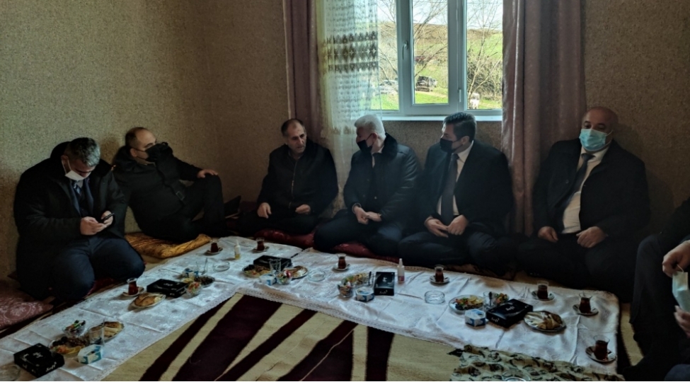 milli-meclisin-deputati-malik-hesenov-shehidin-anim-merasiminde-ishtirak-edib-foto