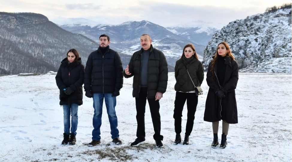prezident-ilham-eliyev-birinci-xanim-mehriban-eliyeva-ve-aile-uzvleri-shushada-fotolar