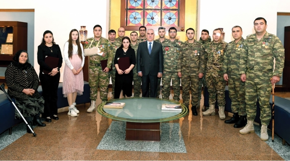 naxchivanda-shehid-ailelerine-ve-qazilere-menziller-ve-avtomobiller-teqdim-olunub