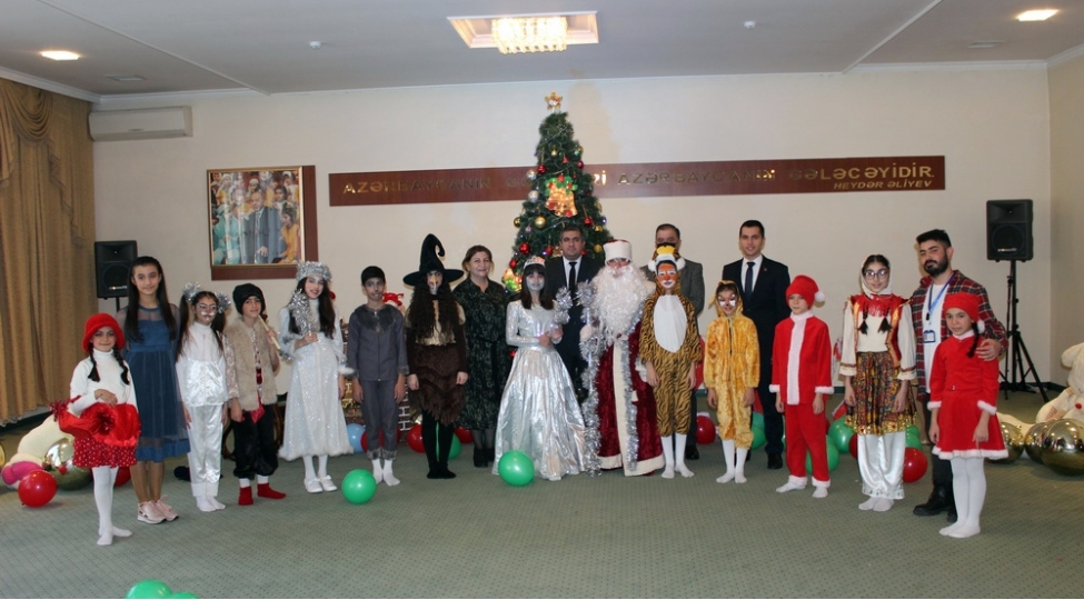 yap-nizami-rayon-teshkilatinin-rehberliyi-ve-feallari-rayonun-1-sayli-ushaq-evinin-sakinleri-ile-gorushubler-foto