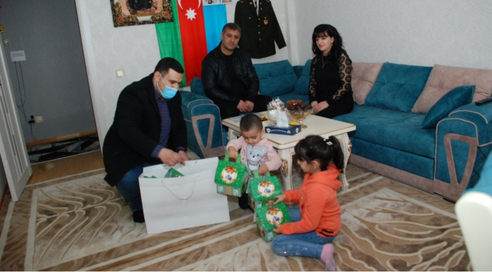 ahik-terefinden-shehid-ailelerine-bayram-sovqatlari-paylanilib-foto