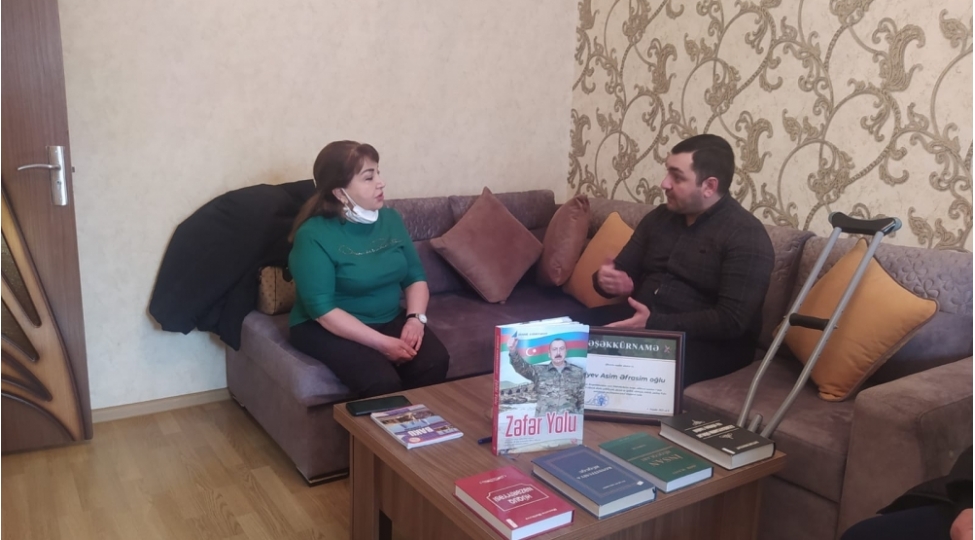sedaqet-veliyeva-shehid-ve-qazi-aileleri-ile-gorushub-foto