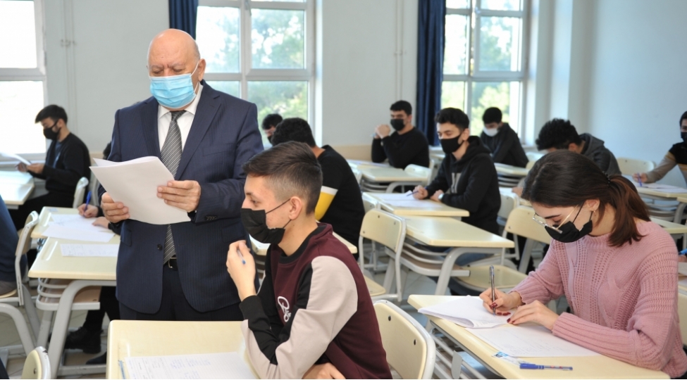 bmu-nun-rektoru-imtahanlarin-gedishini-izleyib-foto