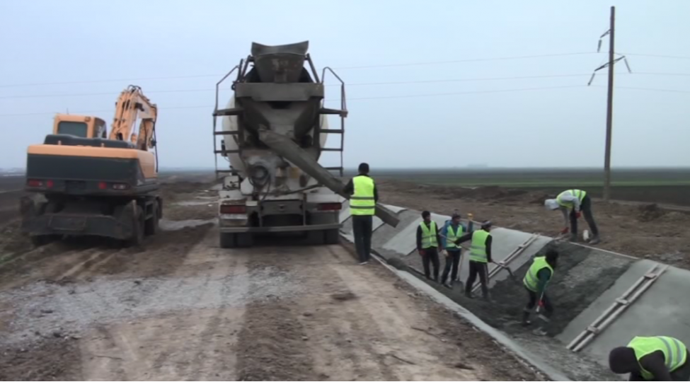 celilabad-rayonunda-torpaq-mecrali-kanal-beton-uzluye-alinir