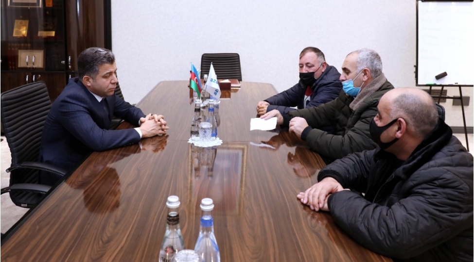 azeriqaz-ib-nin-bash-direktoru-muharibe-ishtirakchilarinin-qaygilari-ile-maraqlanib-foto