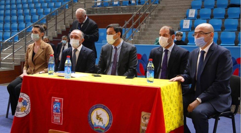 nazir-cudo-yarishlarini-izleyib-foto