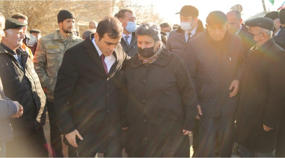deputat-shehid-ailesi-ile-gorushub-foto