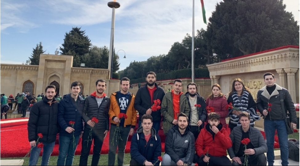 ecnebi-telebeler-20-yanvar-shehidlerinin-xatiresini-ehtiramla-aniblar