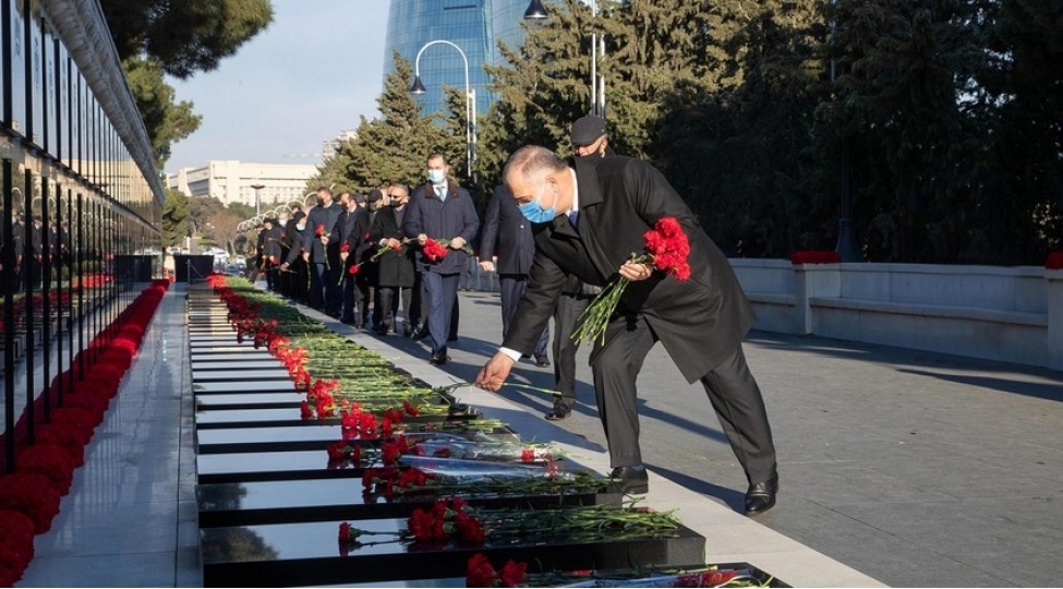 dtx-nin-rehberliyi-shehidler-xiyabanini-ziyaret-edib-foto