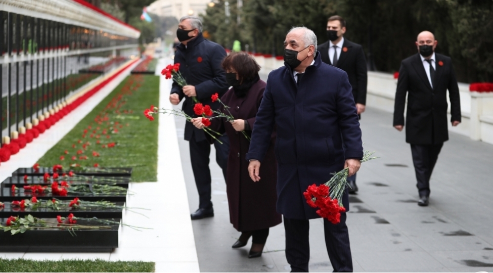 dovlet-ve-hokumet-resmileri-shehidler-xiyabanini-ziyaret-edibler-foto