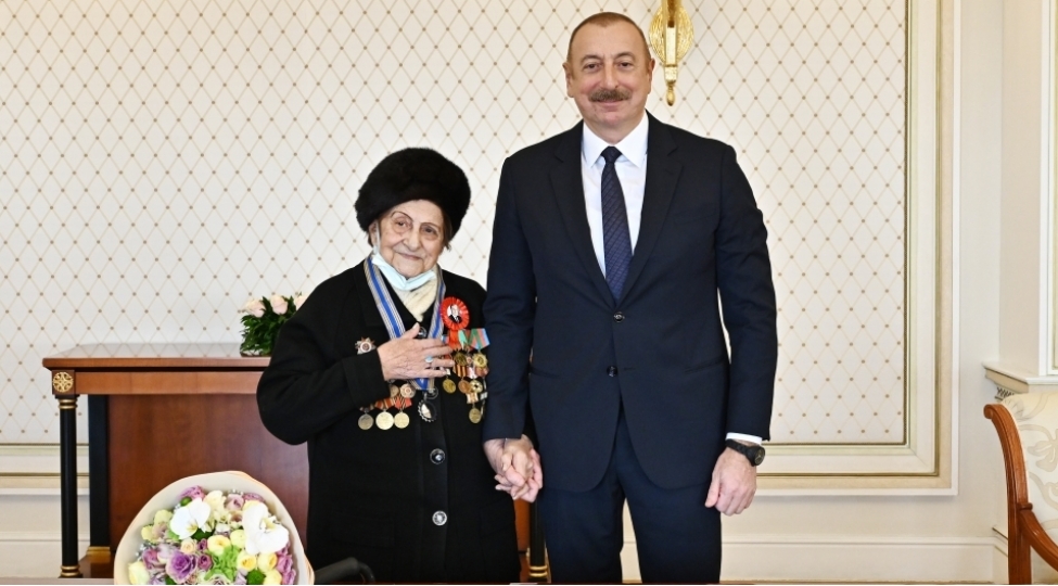 prezident-fatma-settarovaya-istiqlal-ordenini-teqdim-edib-foto