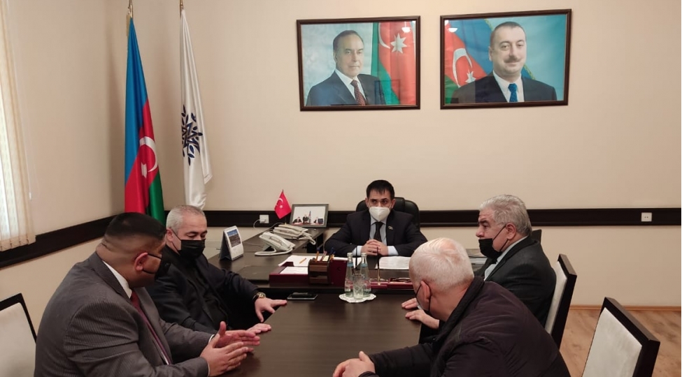 milli-meclisin-deputati-eliabbas-salahzade-sechicilerle-gorushub