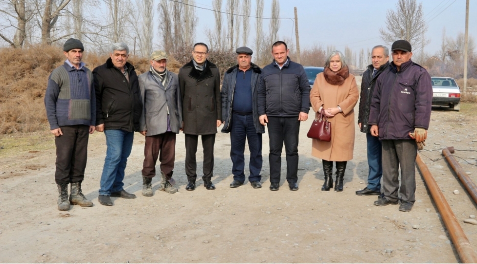 deputat-ramil-hesen-shahliq-kendinde-qaz-xettinin-chekilishi-ile-maraqlanib-foto