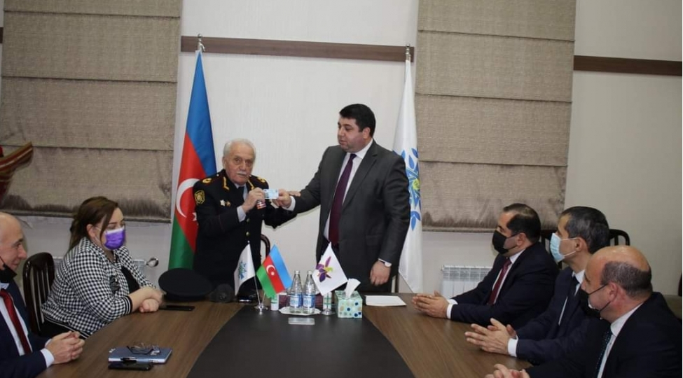 kamil-memmedova-yap-a-uzvluk-vesiqesi-teqdim-olunub