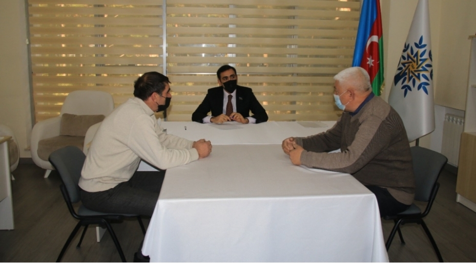 deputat-sechicilerini-qebul-edib-foto
