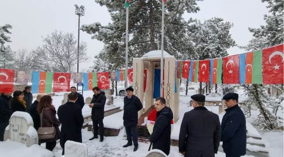 sefirimiz-resulzadenin-mezarini-ziyaret-edib-foto