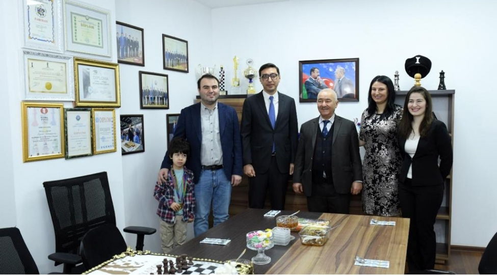 ferid-qayibov-memmedyarovlar-shahmat-mektebi-ile-tanish-olub-foto