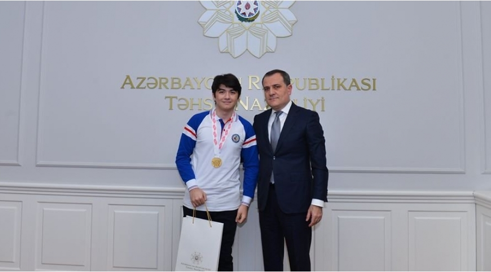 mene-ilde-80-min-dollar-teqaud-ayrilir-amma-her-addimda-teshekkur-edirler-foto