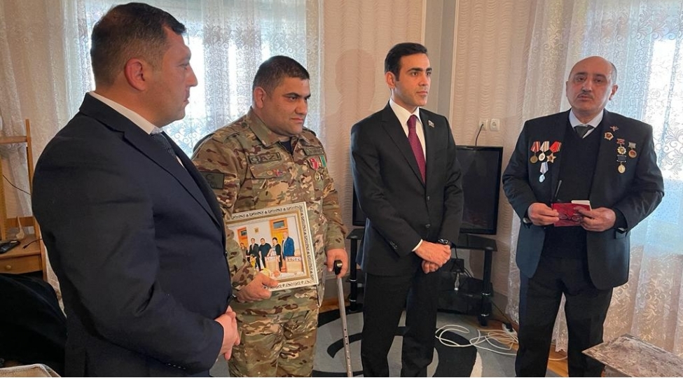 deputat-genc-qazi-muellimi-tebrik-etdi-foto