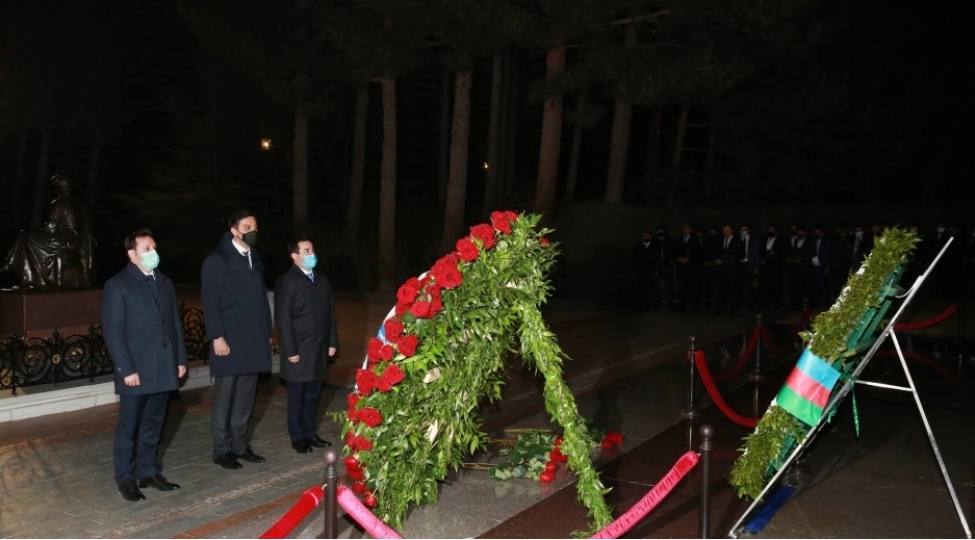 gencleri-gunu-munasibetile-ulu-onder-heyder-eliyevinmezari-ve-shehidler-xiyabani-ziyaret-edilib-foto