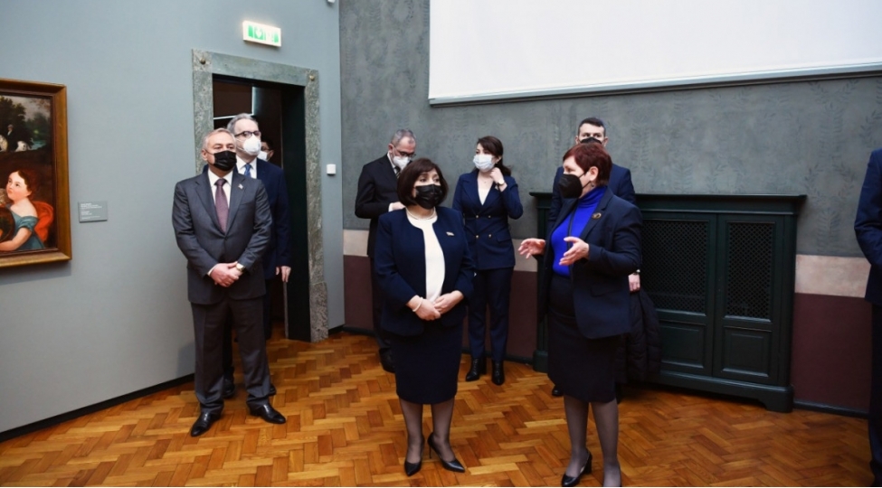 sahibe-qafarova-latviya-milli-incesenet-muzeyinde-olub-foto