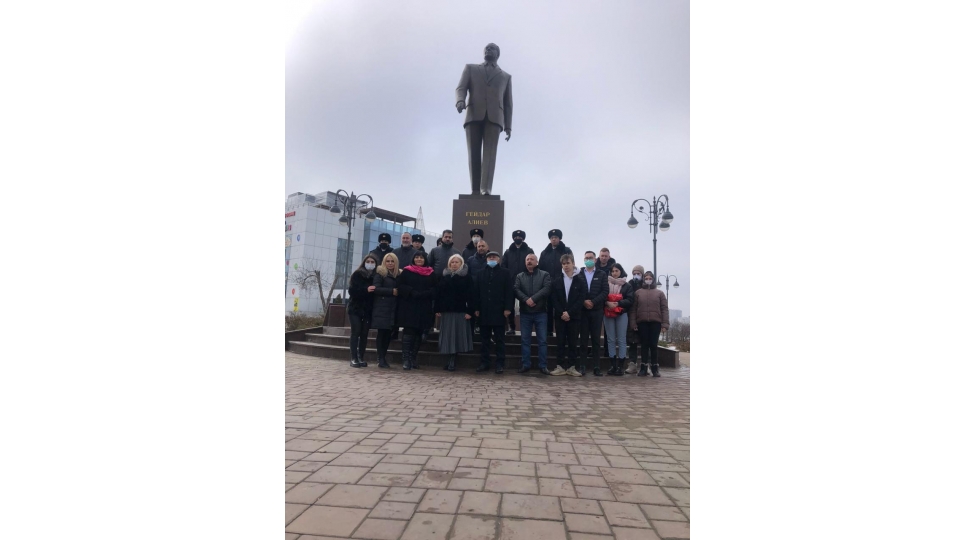 heshterxanda-gencler-ulu-onderin-abidesini-ziyaret-edibler-foto