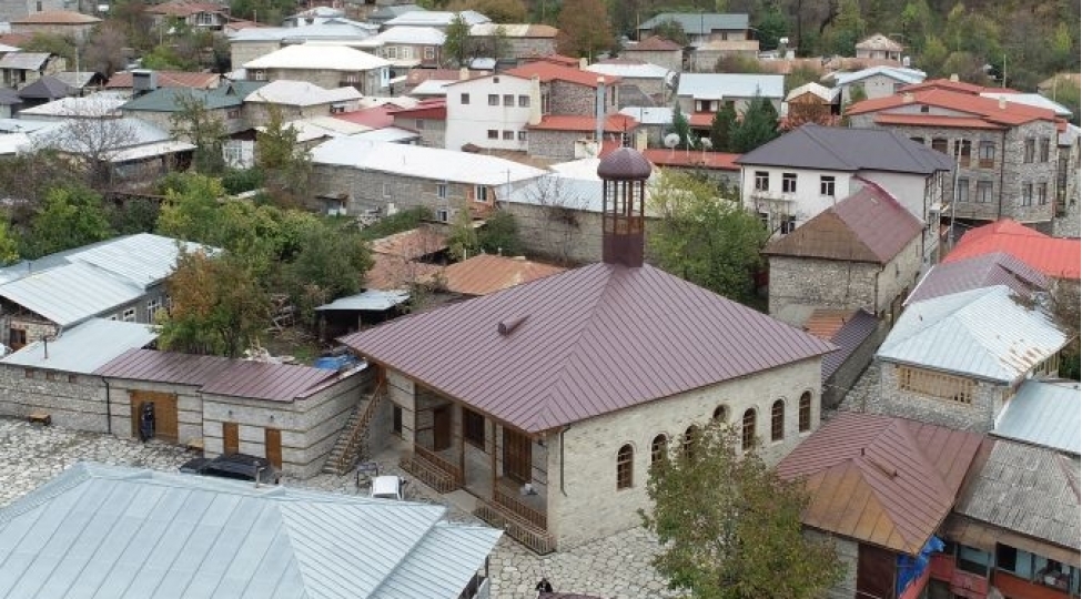 bedoyun-mescidinde-heyder-eliyev-fondunun-desteyi-ile-berpa-temir-ishleri-aparilib-foto