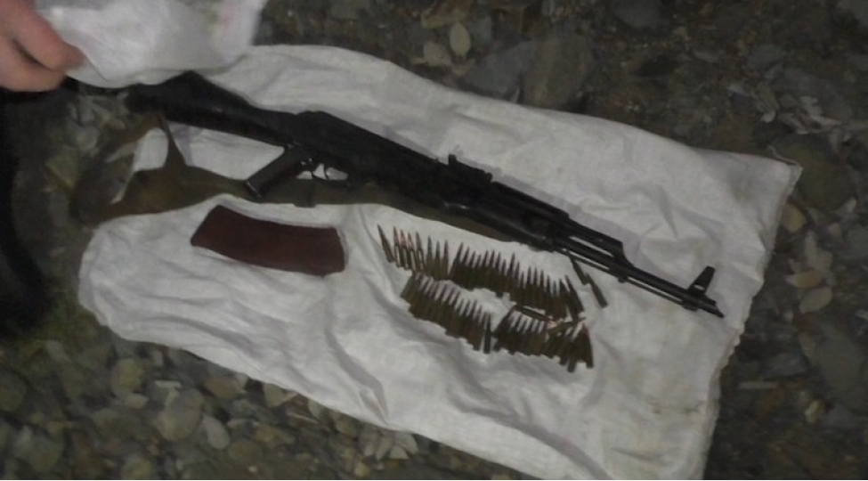 shemkir-sakininde-narkotik-ve-kalashnikov-ashkarlanib