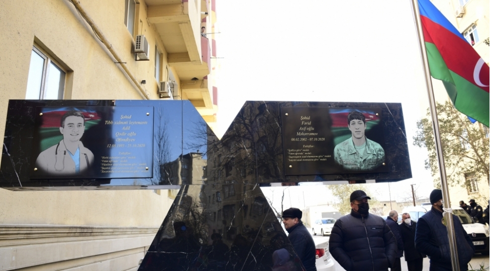 veten-muharibesi-shehidleri-adil-efendiyev-ve-ferid-meherremovun-xatire-lovhelerinin-achilishi-olub-foto