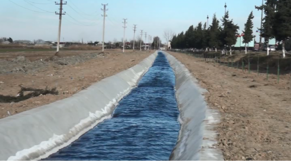 beyleqanda-torpaq-mecrali-kanal-beton-uzluye-alinib