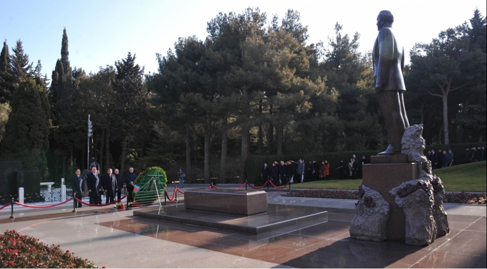 merkezi-bankin-kollektivi-ulu-onder-heyder-eliyevin-mezarini-ve-shehidler-xiyabanini-ziyaret-edib