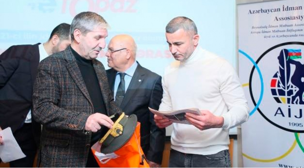 qurban-qurbanova-shehid-leytenantin-papagi-ve-poqonlari-hediyye-edildi-foto