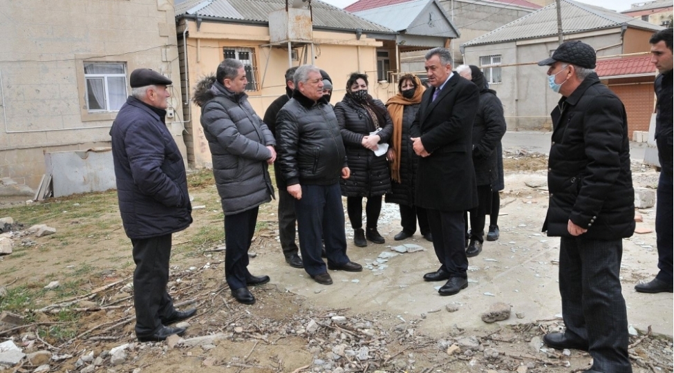 abdin-ferzeliyev-sakinlerle-gorushub-foto