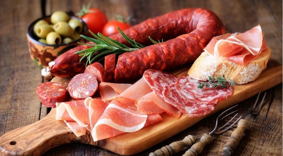 hekim-kolbasa-siqaret-ve-ichkiden-de-zererlidir