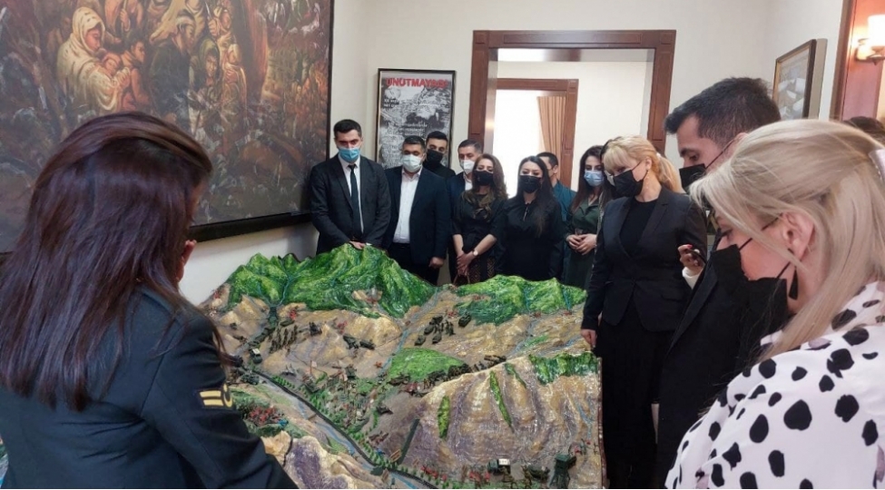 yap-nizami-rayon-teshkilatinin-feallari-memorial-soyqirimi-muzeyi-ile-tanish-olublar-foto