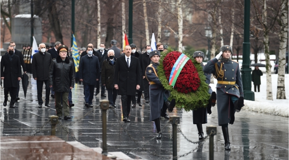 prezident-moskvada-namelum-esgerin-mezarini-ziyaret-edib