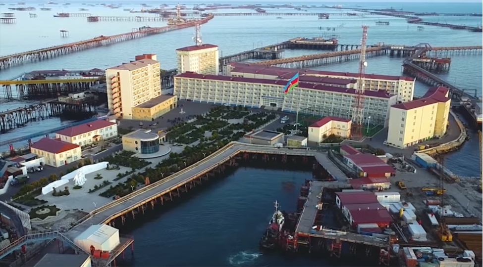 neft-dashlarinda-neft-platformasinin-istismara-verilmesinin-74-cu-ili-qeyd-edilir