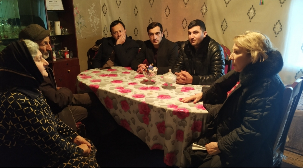 aqiye-naxchivanli-oguzda-shehid-aileleri-ile-gorushlerini-davam-etdirir