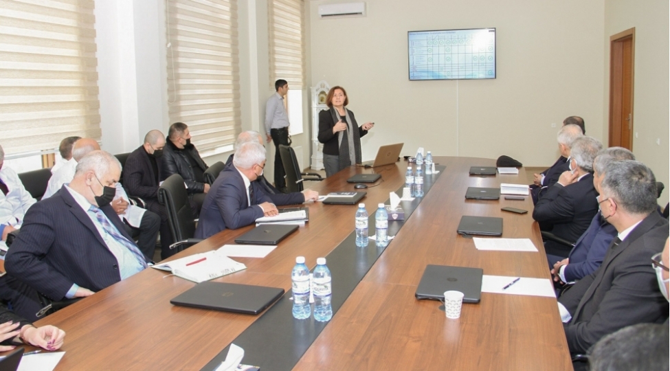 adau-da-ege-universitetinin-professoru-canan-abay-seminar-kechib-foto