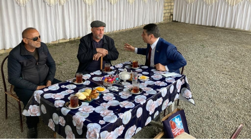 deputat-shehid-ailesini-ziyaret-edib-foto-2
