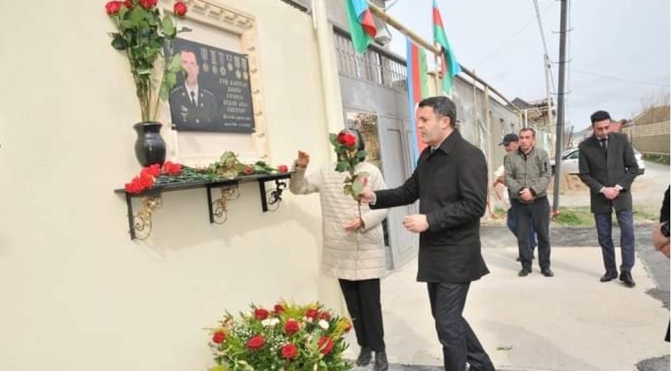 absheronda-shehid-ceyhun-useynovun-xatire-lovhesininachilishi-olub-foto