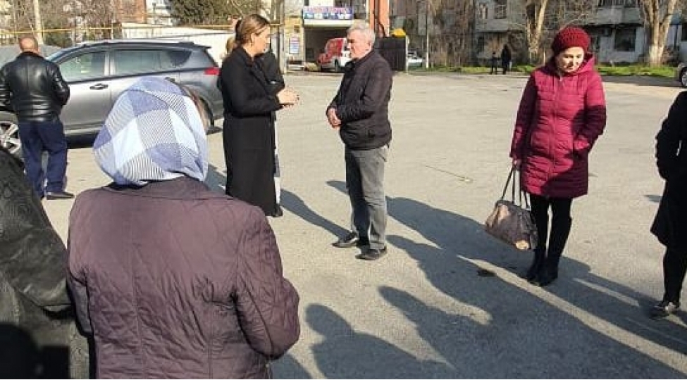konul-nurullayeva-sechicileri-ile-seyyar-qebul-kechirib-foto