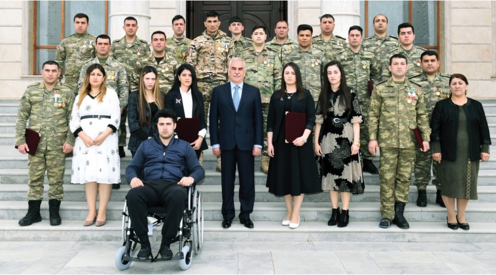 naxchivanda-shehid-ailelerine-ve-qazilere-menziller-ve-avtomobiller-teqdim-olunub-foto