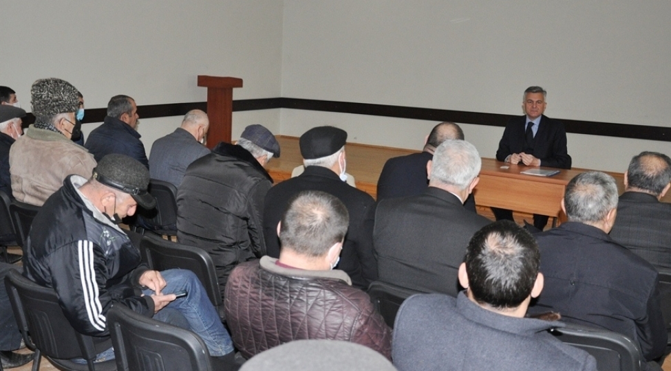 bilesuvarin-icra-bashchisi-novbeti-seyyar-qebulu-ashagi-cureli-kend-sakinleri-ile-kechirib-foto
