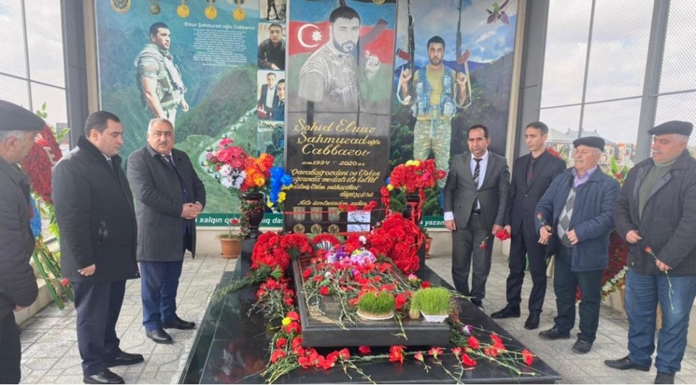 shehidler-and-yerimiz-qurur-menbeyimizdir-foto