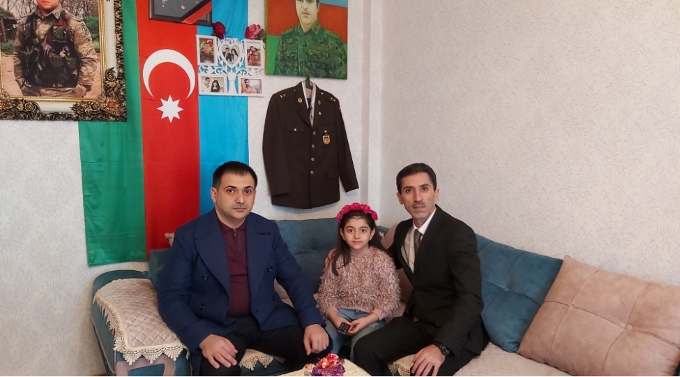 eliabbas-salahzade-shehid-tural-esgerlinin-ailesine-bash-chekib-foto