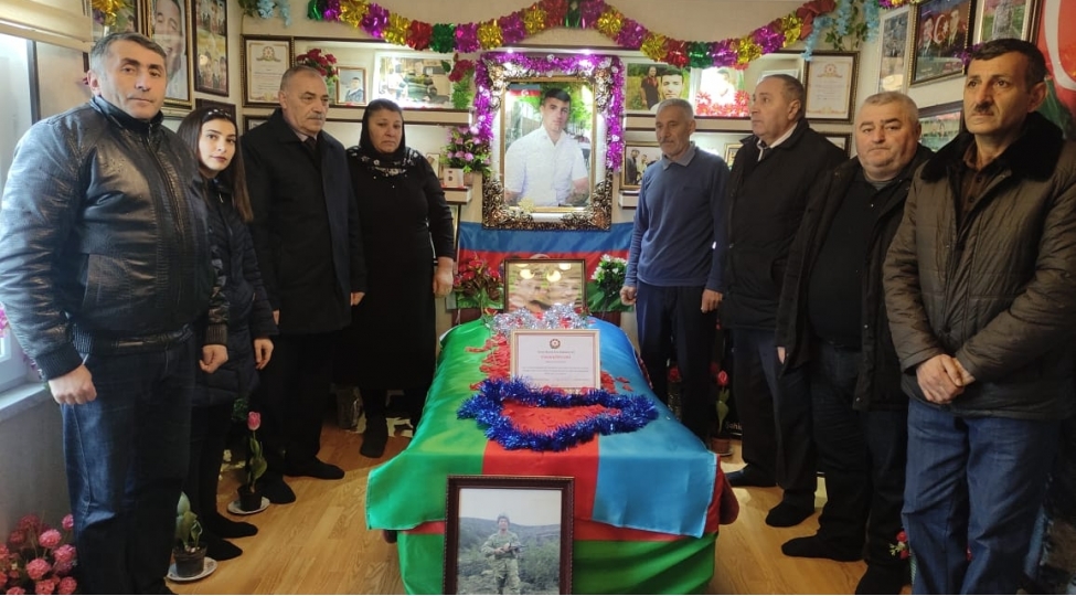 yap-terter-rayon-teshkilatinin-numayendeleri-shehid-ailesini-ziyaret-edibler-foto